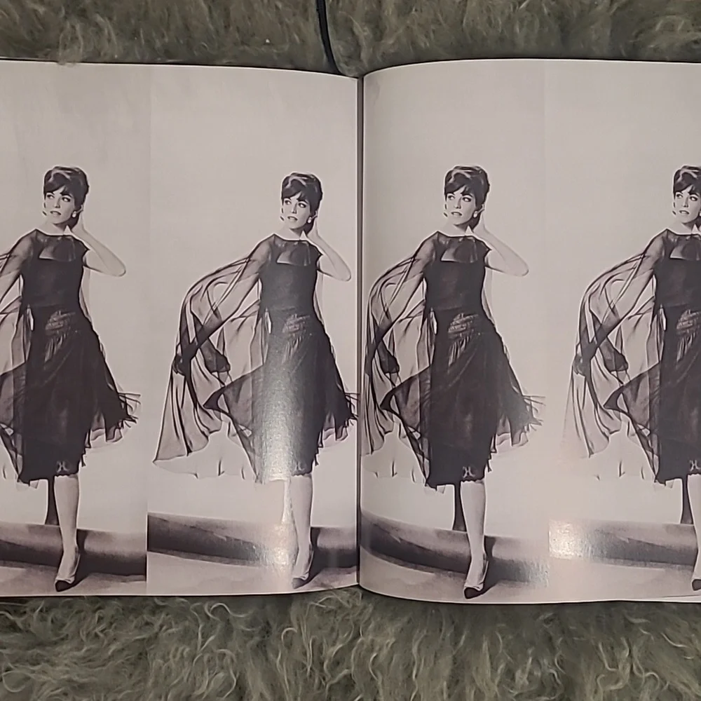 CHANEL COLLECTIONS AND CREATIONS COFFEE TABLE BOOK - Picture 6 of 9